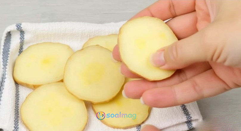 طرز تهیه چیپس خانگی : اسلایسهای سیب زمینی را باریک برش بزنید و سپس با کاغذ یا پارچه خشک کنید