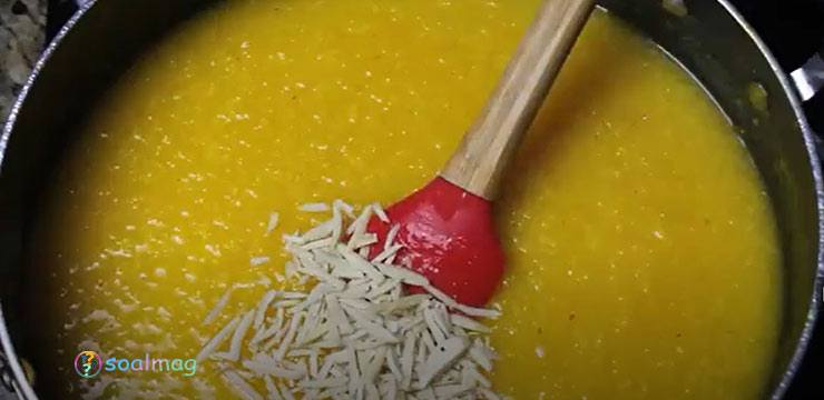 اضافه کردن خلال بادام به شله زرد زعفرانی نذری