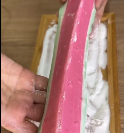 خارج کردن مارشمالو هندوانه ای از قالب