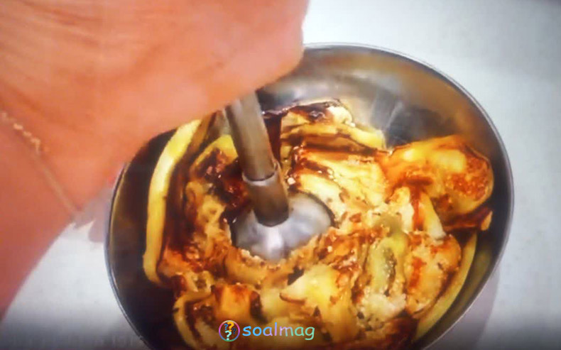 له کردن بامجان برای تهیه کشک بادمجون