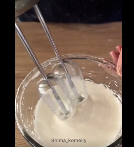 هم زدن مواد لازم برای مارشمالو هندونه ای شب یلدا