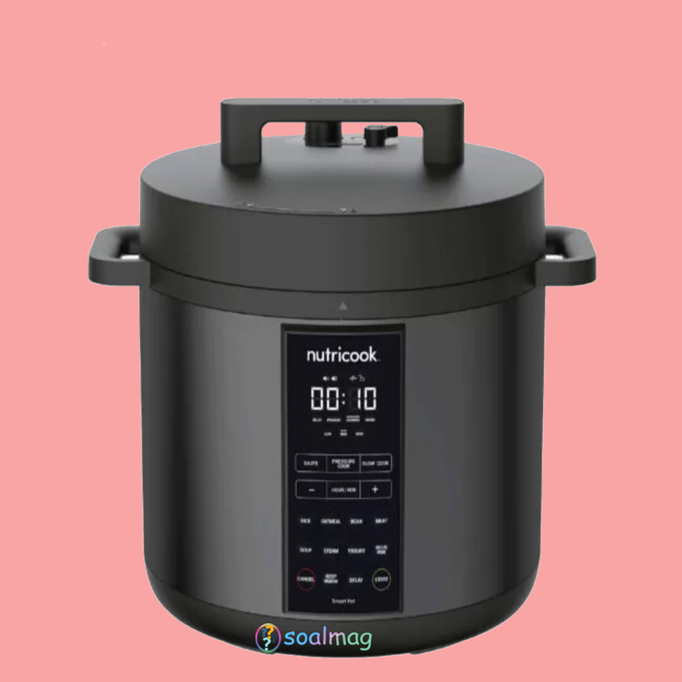 تصویر مولتی کوکر نوتریکوک SP208K، پنل کنترل لمسی و دیگ استیل ضد زنگ."
